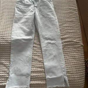 LEVI’S W23 L26 - LEVI’S jeans, nyskick, så himla snygga och sitter fint på midjan och är nästan lågmidjade och är lite lösa längst ner. Har varit själv XS och är 162 cm lång, nu tyvärr har jag gått upp i vikt. 200kr