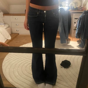 Lågmidjade bootcut jeans  - Lågmidjade bootcut jeans!  Midjemåttet: 36cm rakt över  Innerbens längd: 77cm Det står att de är storlek 1 men skulle säga att de är som XS😊