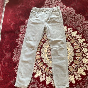 Grå byxor från Zara - Säljer ett par grå byxor från Zara i storlek 164 (13-14 år). Byxorna är i bomull och har en normal passform. De är i välanvänt skick med några fläckar på framsidan. Perfekta för vardagsbruk!