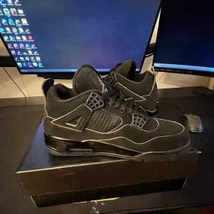 Air jordans 4 black cats - Har knappt använt dem och vill nu sälja för det är för små för mig så inget fel på skorna. Storlek 42. Pris kan diskuteras:)