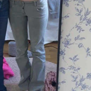 Gråa jeans  - Säljer dessa jätte fina lowwaist bootcut jeansen från Gina då dom inte kommer till användning. Dom är köpte på Plick men nästan oanvända. Kan skicka fler bilder vid intresse💓 passar mig som är 169 Lånad bild