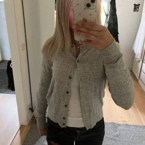 Grå finstickad kofta  - Jätte söt grå finstickad kofta från H&M💕Nästan aldrig använd så den är som ny, inte noppig alls.