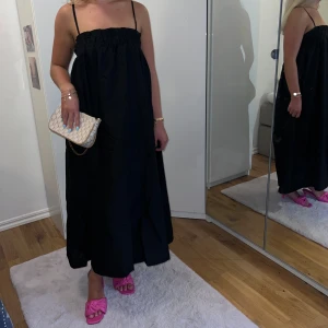 Svart långklänning från Zara - Säljer en superfin svart långklänning . Klänningen är ärmlös och har en smockad överdel som ger en snygg passform. Perfekt för fest eller en sommarkväll. Materialet känns lätt och luftigt, vilket gör den bekväm att bära. Köp direkt eller ge prisförslag 💛