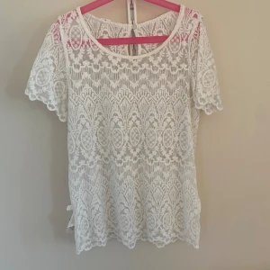 Spets t-shirt - Supersöt spets tröja i storlek xs🤗 superbra skick utan defekter!🙌