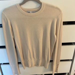 Zara tröja - Supper fin tröja från zara med snygga guld detalj på armarna. Tryck gärna på köp nu 💕