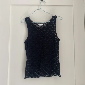 Spets topp - Ett fint spets linne som är ifrån Gina Tricot Young. Bara använt den en gång🙌 passar även XS