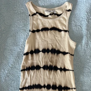 Weekday linne mönstrat  - Linne från Weekday. Använt ca 5 gånger och inte använts de senast 2 åren. Det är långt linne och stretchigt. Pris kan diskuteras.