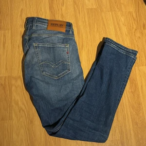 Replay Jeans - Säljer ett par blå replay jeans. Använda ett par gånger men de är inga hål, märken eller liknande. Nypriset är 1199kr. Storleken är 30/32. Skriv privat vid funderingar!