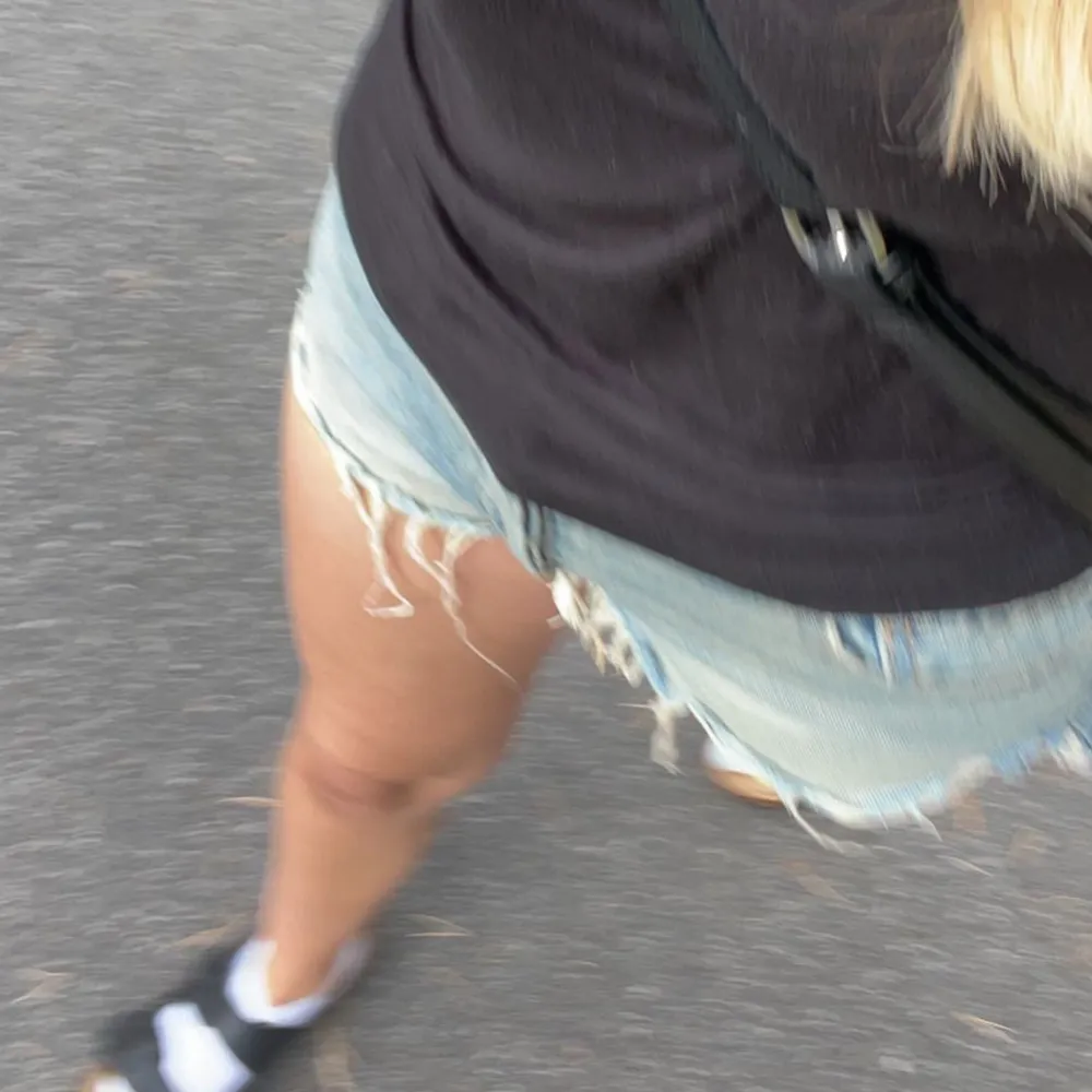 Ett par jeansshorts från Zara i storlek XS. Shortsen är tillverkade av jeansmaterial och har en sliten look med fransiga kanter. . Shorts.