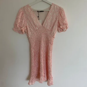 Sommarklänning Zara - Ljusrosa blommig klänning från Zara. Aldrig använd, lappen kvar. Nypris 399kr. Storlek S.