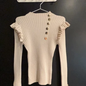 En långärmad tröja - En jätte fin långärmad tröja med massa fina guld detaljer. Köpte den för ett tag sedan aå finns nog inte i butiken. använd Max 3 gånger 