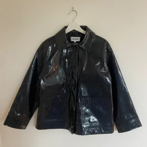 Regnjacka Weekday - Mörkblå regnjacka från weekday i glansigt material. Använd 2ggr. Storlek s.