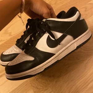 Nike panda dunks - Skor i storlek 39, köpta för 4 månader sedan. Jag skulle säga att de är väldigt bra skick, bara lite crese. Utöver det så är skorna som nya. Crease skydd medföljer!! De är köpa på JD. Kan tänka mig att gå ner i pris vid snabbt köp.