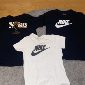Set på tre Nike Tee t-shirt - Två likadana men i svart och vit och en Anna i svart med en växande blomma där det står grow your soul! 😝 