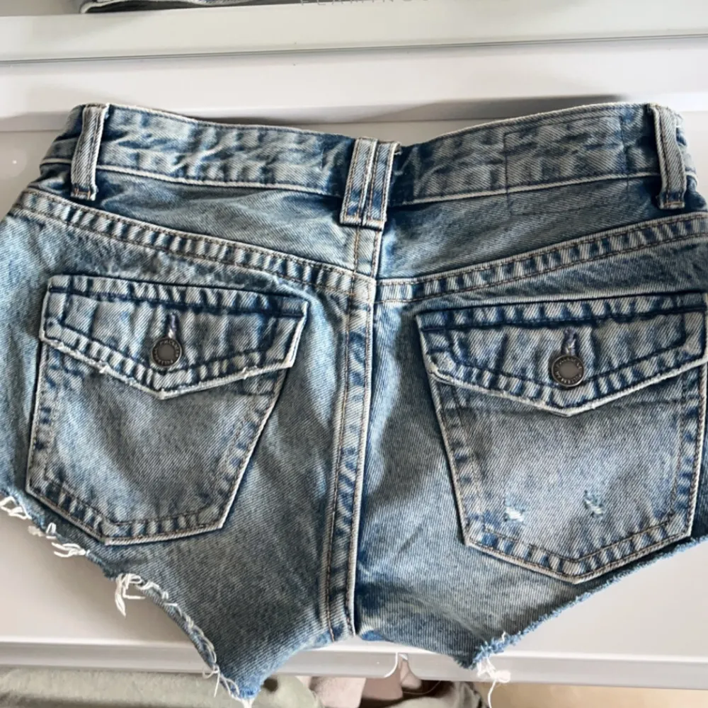 säljer dem populära slutsålda lowwaist pull&bear shortsen pga resar garderoben 💞 mycket bra skick inga defekter!. Shorts.