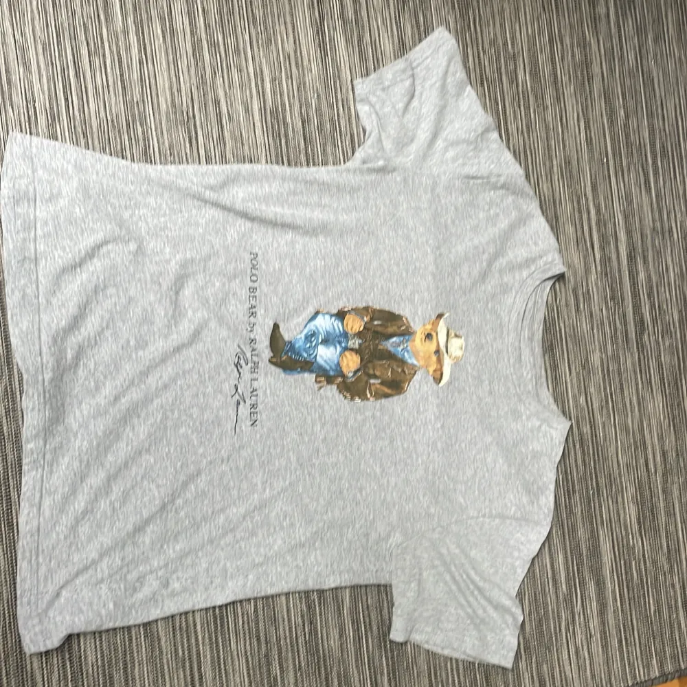 En grå polo bear Ralph lauren. Den är i bra skick. . T-shirts.