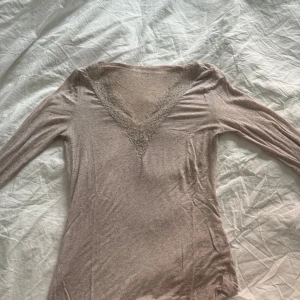 Intimissmi  - säljer denna super snygga intimissmi tröjan i beige/rosa med spets!  använd ett par gånger men fortfarande i ett jätte bra skick, den är i storlek M men formar sig oftas efter ens kroppstyp oavsett storlek! säljer för 350 kr men priset kan diskuteras
