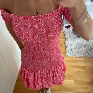 Volang klänning - Super trendig och slutsåld🩷Strl S🩷Använd en gång☺️
