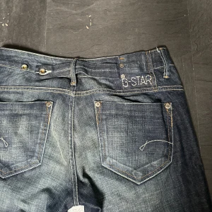 Mörkblå jeans från G-Star - Säljer ett par snygga blå jeans med fin tvätt från G-Star. De är lågmidjade och bootcut. Säljer då de tyvärr är för stora för mig. storlek W30, L36. nypris 1500kr