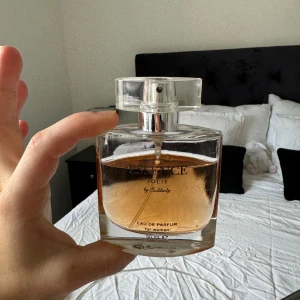 Essence Jolie Eau de Parfum - Säljer en lyxig flaska Essence Jolie Eau de Parfum för kvinnor. Köp direkt eller ge prisförslag 💛