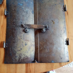 Kakelugnslucka mässing mönstrad. - Gammal kakelugnslucka mässing mönstrad på sidorna och märkt med Gust Eriksson Eskilstuna på låset.