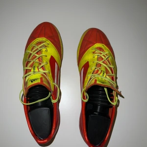 Adidas f50 skruvdobbar - Adidas f50 gul/röd skruvdobbar. Gott skick och har endast använts ett par gånger. Stl 41 1/2. Ordinariepris ungefär 2900 och priset kan diskuteras och är sänkbar