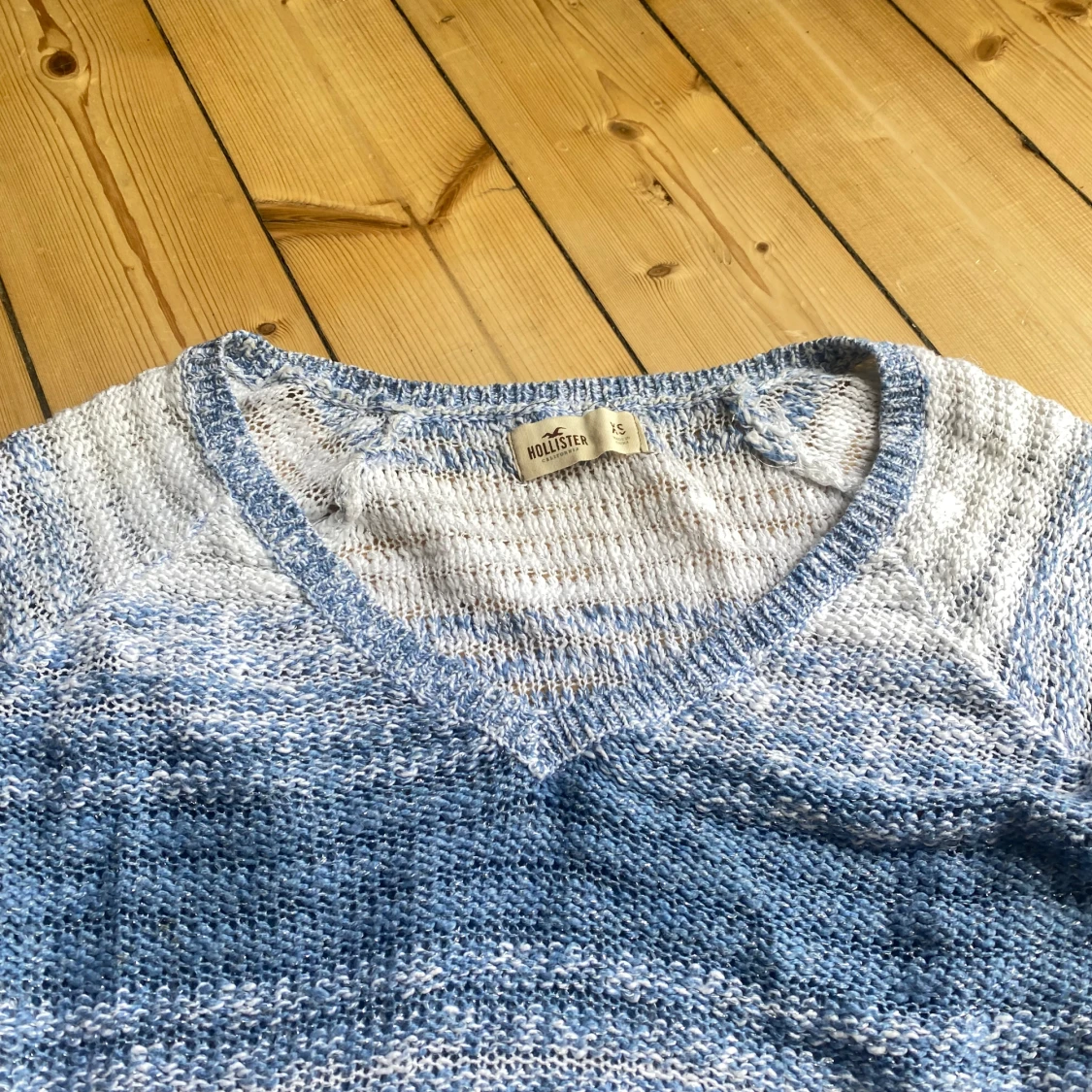 Blå och vit stickad tröja från Hollister