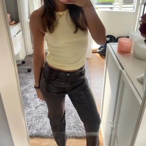 Bruna skinnbyxor - Säljer dessa bruna skinnbyxor som passar jättebra till hösten! De kommer inte till användning längre men är otroligt snygga! 🤎