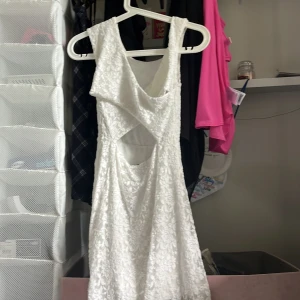 Vit klänning  - En vit klänning som jag har aldrig använd 