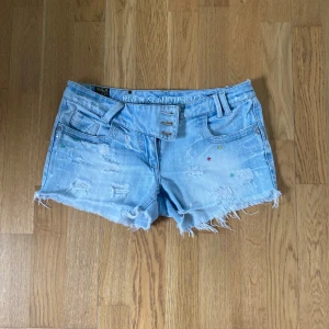 Lågmidjade jeansshorts - Sååå snygga och unika Lågmidjade shorts från River Island! Köpta av en annan tjej på Plick men passade tyvärr inte. De har inga defekter💕💕 Midjemått tvärsöver: 41 cm Grenlängd: 19 cm