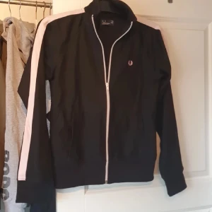 Fred Perry - Tracksuit kofta från Fred Perry. Basically helt ny, bara använd ett fåtal ggr. Köparen står för frakt💕