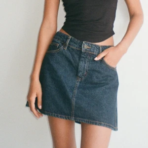 Mote rocks mini A-line jeans skirt XS - Superfin kjol från Motel rocks. A-line kjol i denim indigo. Storlek XS men passar mer som en S enligt mig. Aldrig använd, prislapp kvar. Tyvärr för stor för mig. Midjemått (rakt över) 41cm