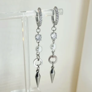 Handgjorda örhängen  - Handgjorda örhängen●Följ :@ekjewelryofficial🤲 ● 💎Material- 100% rostfritt stål ,kristall och pärlor ●Örhängeskrokar -rostfritt stål. Nickel fri. Längd -6,7cm. Vattentåliga, ändrar inte färgen! 