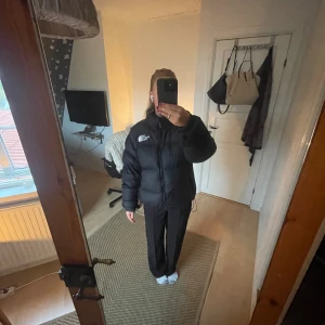 Svart pufferjacka från The North Face - The North Face jacka i storlek M, herr modell. Jackan är i nyskick och har inga synliga skador eller fläckar. Hör gärna av dig vid intresse! Nypris - 3900
