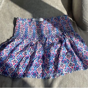 Kjol - Super fin kjol från zara. Storlek 134 men passar mig som vanliga fall har XS🥰