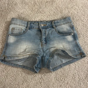 Pimkie shorts - Ett par super snygga lågmidjade jeans shorts från pimkie💗 Vet inte riktigt storlek men ungefär xs/s