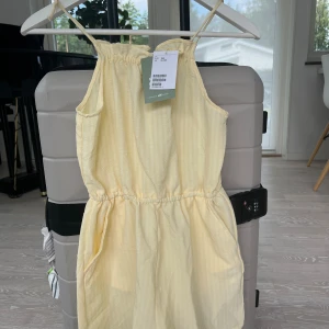 Playsuit - Oanvänd gul playsuit i storlek: 158 från H&M 