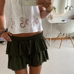 Volang kjol - Söt volang kjol, aldrig använd 