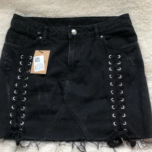 Jeanskjol med snörning❣️ - Säljer denna jättecoola jeanskjolen med snörning från h&m/divided❣️säljer för att den är förstor❣️ 38 men passar s/m❣️