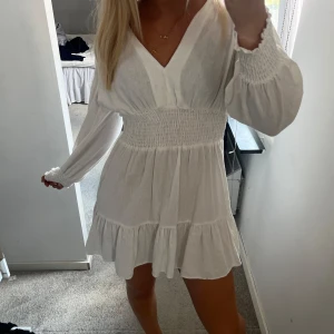 zaraklänning💕 - Vit klänning från zara i bra skick🤍