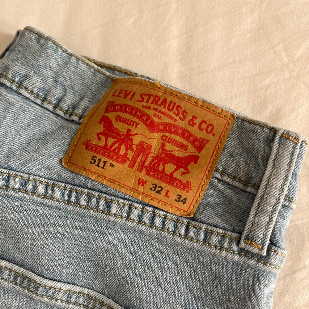 Levi’s jeans 511 i färgen ljusblå. Storlek 32/34. Fint skick, nypris 1099, köp för endast 299kr. . Jeans & Byxor.