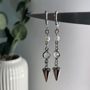 Örhängen - Hej! Säljer dessa super fina örhängena ifrån vikiicom. Säljer då jag föredrar guld smycken ❤️