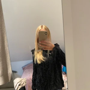 Svart prickig långärmad tröja - Säljer en svart långärmad tröja med vita prickar. Tröjan är i bra skick och passar perfekt för både vardag och fest. Den har en normal passform och är superbekväm att ha på sig. Perfekt för höst och vinter! 🖤