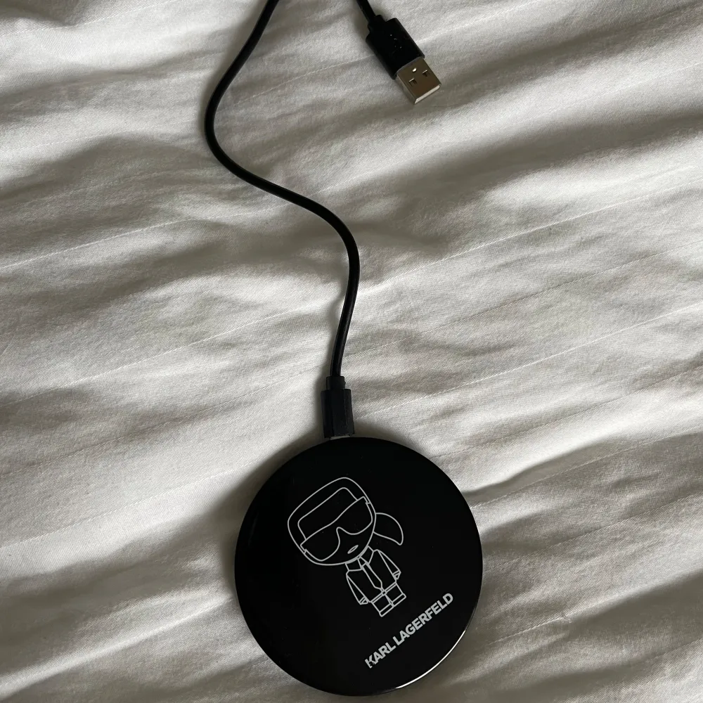 Karl Lagerfeld powerbank som kommer inte till användning. Bra skick . Övrigt.