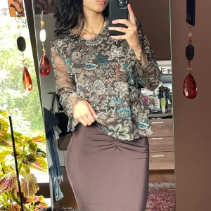 Bohemisk långärmad tröja  - Säljer denna söta bohemiska långärmade tröjan!☀️Sommrig och härlig nu till sensommaren. Köpt på secondhand men aldrig använd ❤️ Ärmarna är genomskinliga. Storlek står ej på tröja med skulle säga att det är en M. Kontakta mig vid frågor eller intresse🫶🏼 