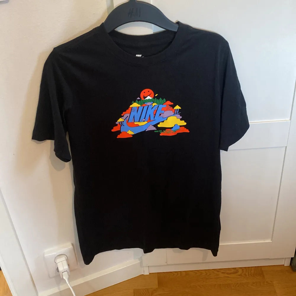 Säljer Nike t-shirt i barnstorlek 158-170. Tröjan är använd 3 gånger. Som ny i skick  Fråga om ni undrar något  Nypris: 399kr . T-shirts.