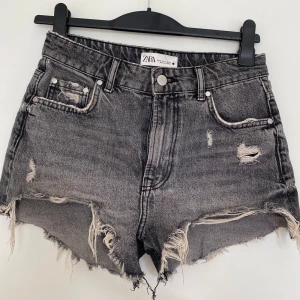 Gråa jeansshorts - Säljer ett par superfina jeansshorts. Skulle säga att dom är mid waist. De sitter jättebra och sköna att ha på sig. De är i mycket bra skick och endast använda några gånger.