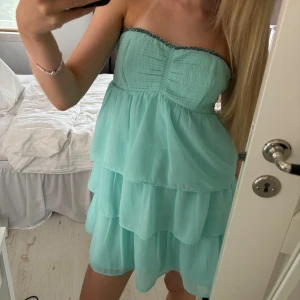 Volangklänning - Säljer denna superfina volangklänning. Banden är avtagbara så man kan ha den både med band och utan. Den är i storlek M så tyvärr lite förstor för mig som vanligtvis har XS, men passar nog S-M. 