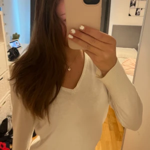 Vit långärmad tröja - Säljer en snygg och enkel vit långärmad tröja. Tröjan är i bra skick och passar till det mesta. Den har en normal passform och är superbekväm att ha på sig. Perfekt för höst och vinter!