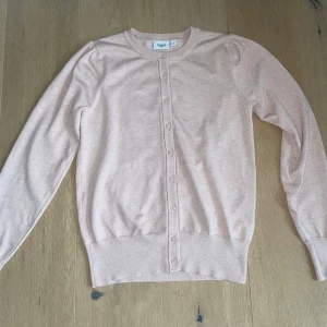 Rosa kofta från Saint Tropez - Jättefin kofta köpt på Åhléns i ljusrosa💗använd max 3 gånger, inga defekter och superbra skick.